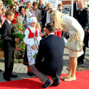 The Crown Prince and Crown Princess are welcomed to by County Governor Øystein Djupedal, Mayor Arne Thomassen and Johanne Langfeldt (7) and Marius Gitmark (9) (Photo: Gorm Kallestad / Scanpix)